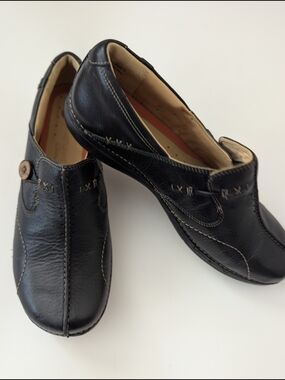 Clarks Unstructured Black Leather Women's Slip-On Loafers with Button Accent 11M